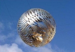 Скульптура Висящий шар в Новой Зеландии